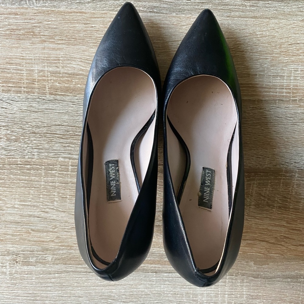 Black pumps